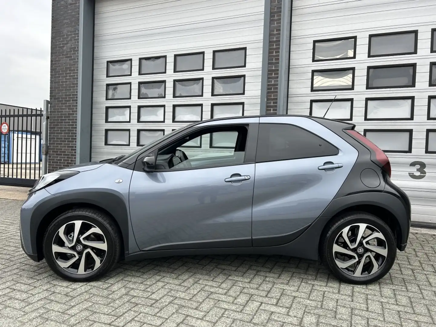 Toyota Aygo X 1.0 VVT-i Puls Automaat! NIEUWSTAAT! ✅ Gris - 2