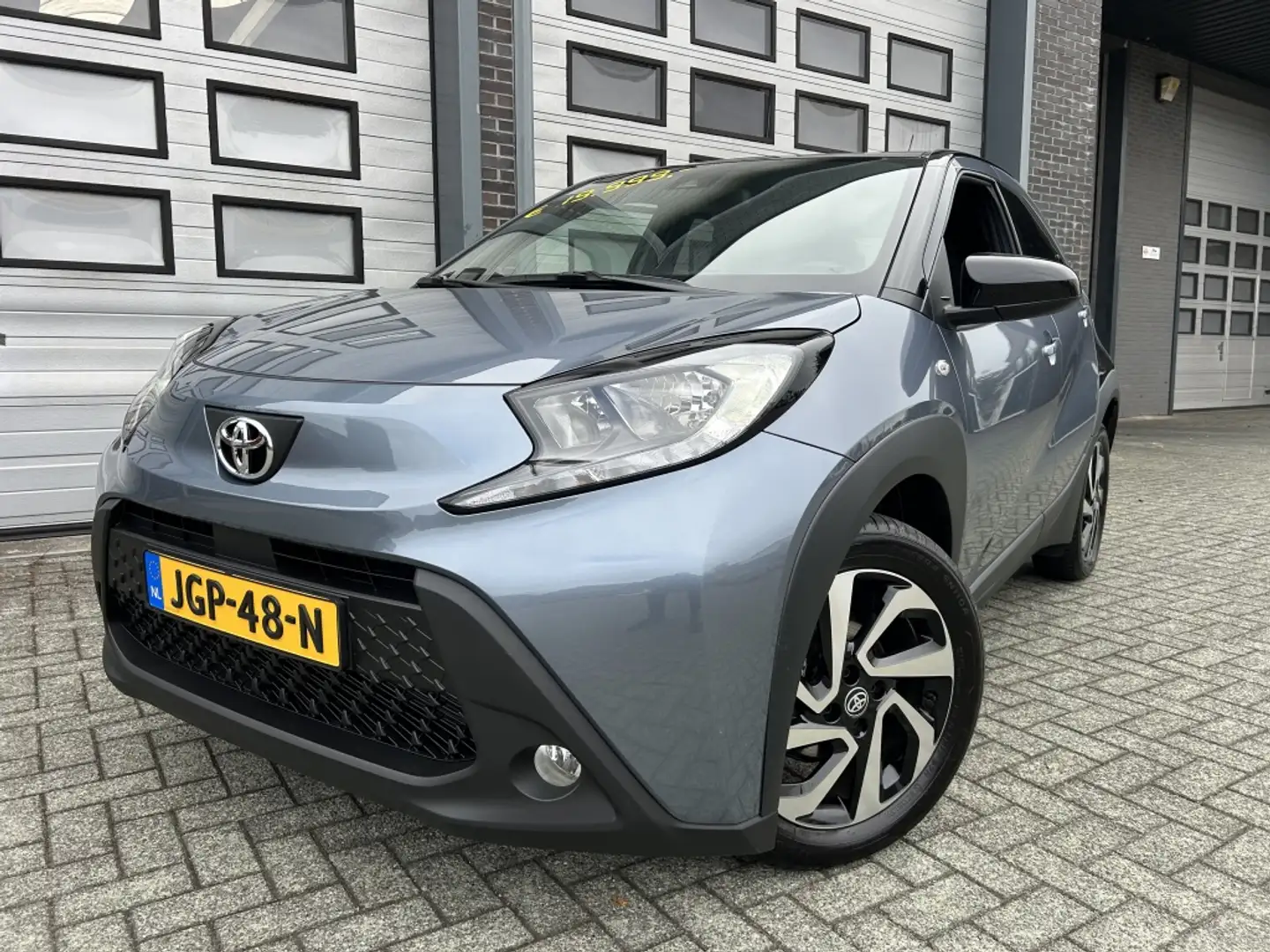 Toyota Aygo X 1.0 VVT-i Puls Automaat! NIEUWSTAAT! ✅ Gris - 1