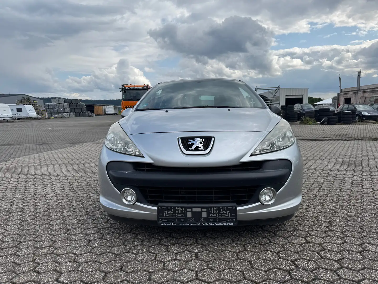 Peugeot 207 95 VTi Urban Move Silber - 1