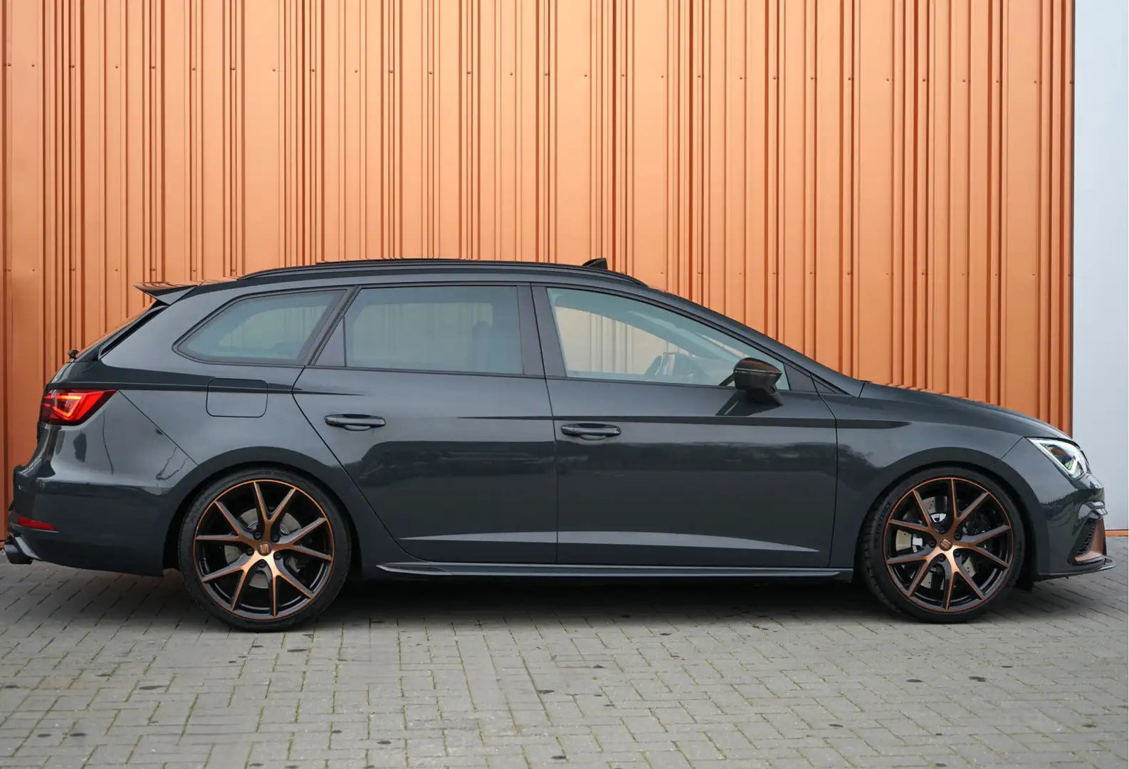 SEAT Leon ST 2.0 TSI CUPRA R 4DRIVE BLACKNESS Panodak Schaal Grau - 2