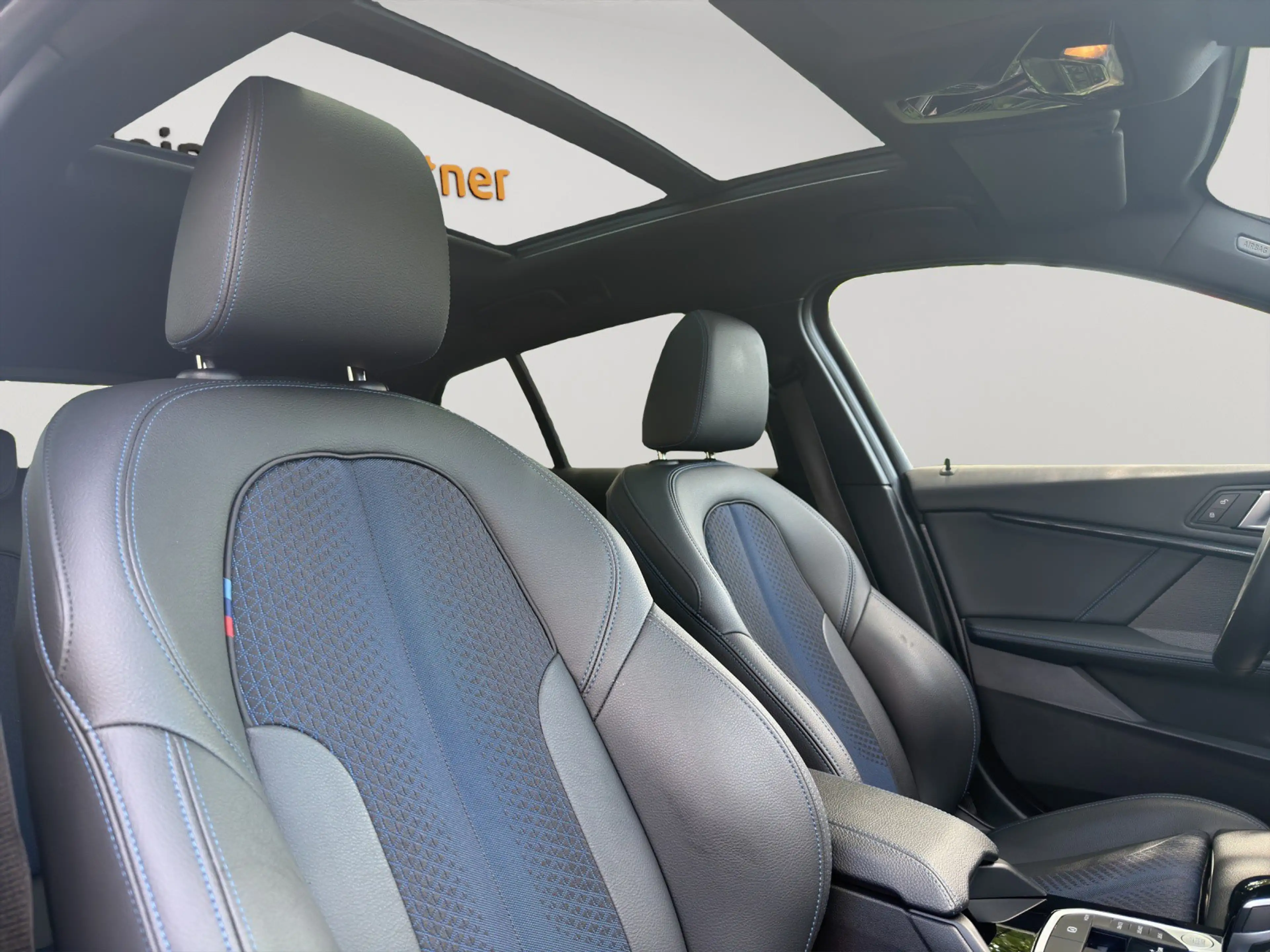 BMW M1 i xDrive PANO/RFK/NAVI/HUD/LEDER — photo 10
