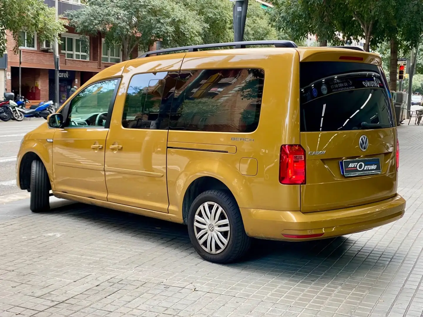 Volkswagen Caddy Maxi 1.4 TSI Beach DSG 130 Naranja - 2