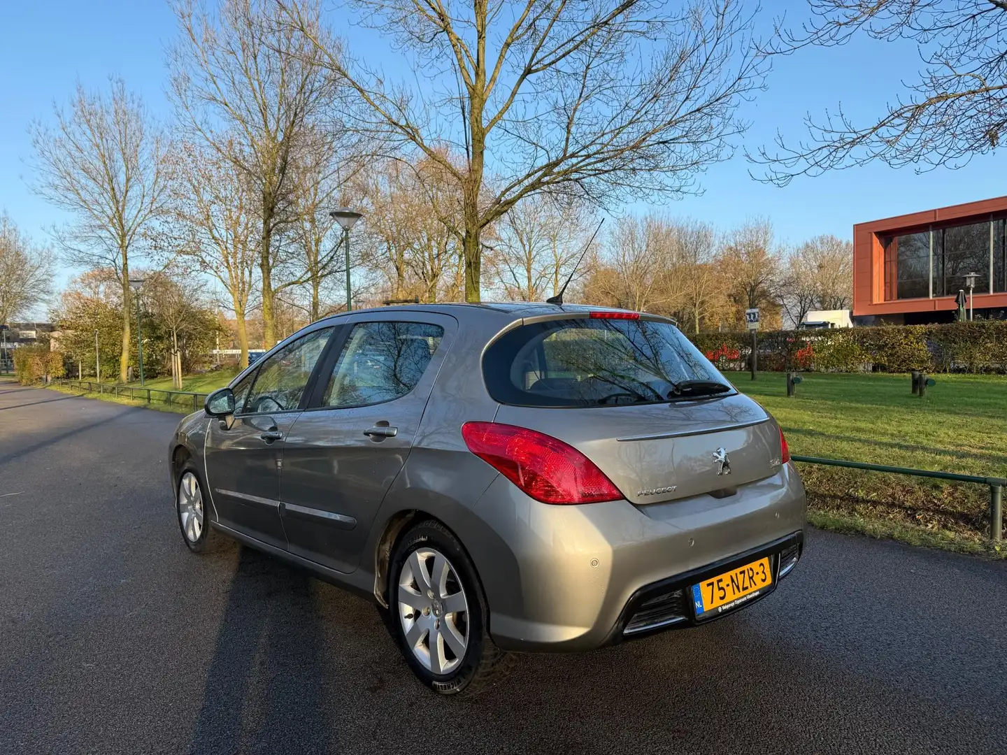 Peugeot 308 1.6 THP 156PK/PANO/NAP/AUT/CRUISE/NAVI/CLIMATRONIC Grijs - 2