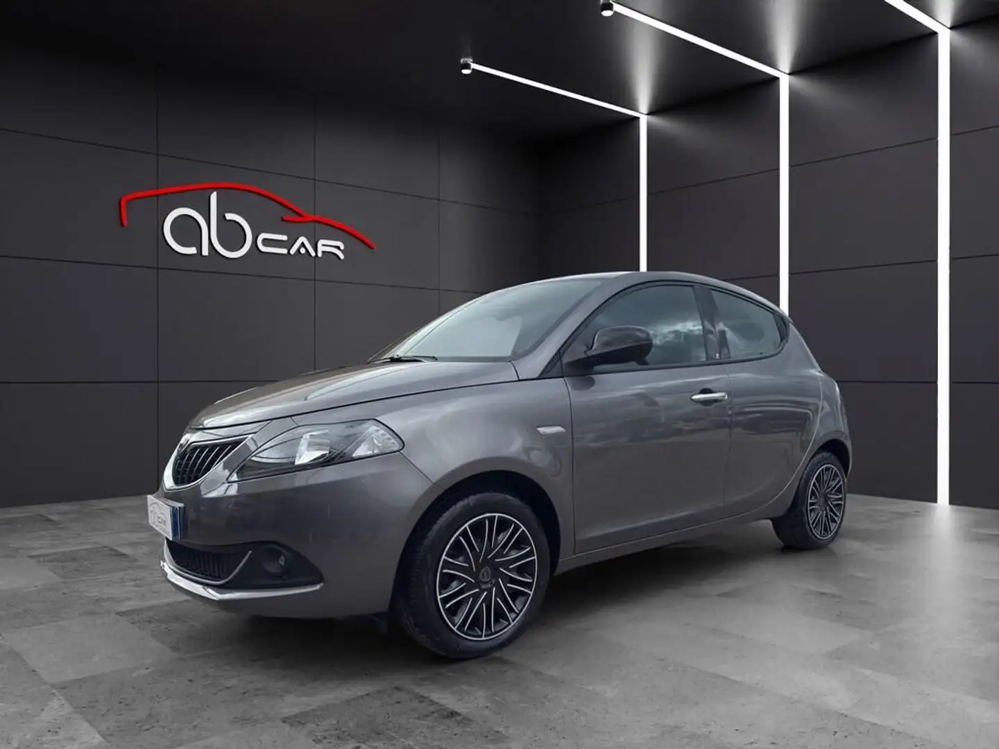 Lancia Ypsilon 1.0 firefly hybrid Gold s&s 70cv 5p.ti Grigio - 1