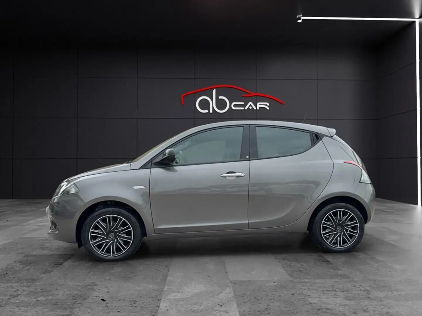 Lancia Ypsilon 1.0 firefly hybrid Gold s&s 70cv 5p.ti Grigio - 2