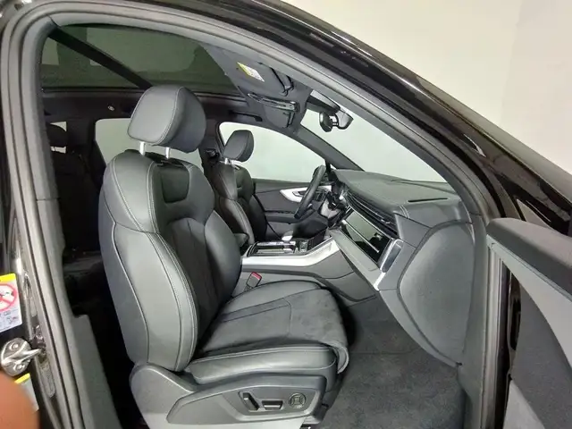 Audi Q7 view 8