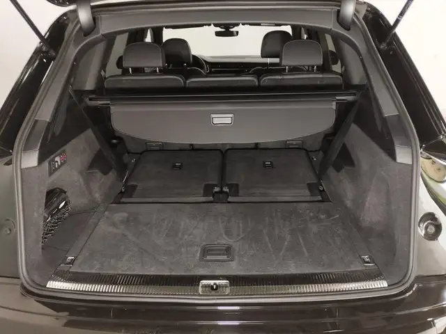 Audi Q7 view 9