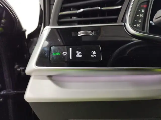 Audi Q7 view 13