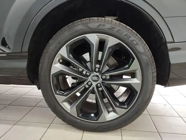 Audi Q7 view 10