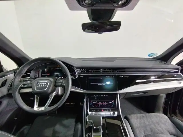 Audi Q7 view 6
