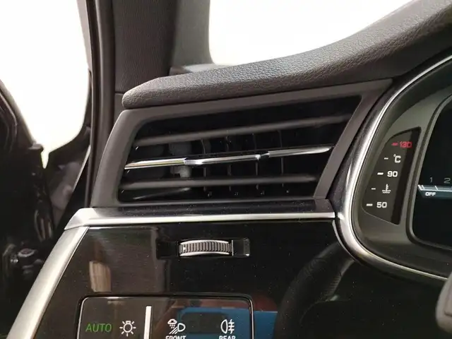Audi Q7 view 12