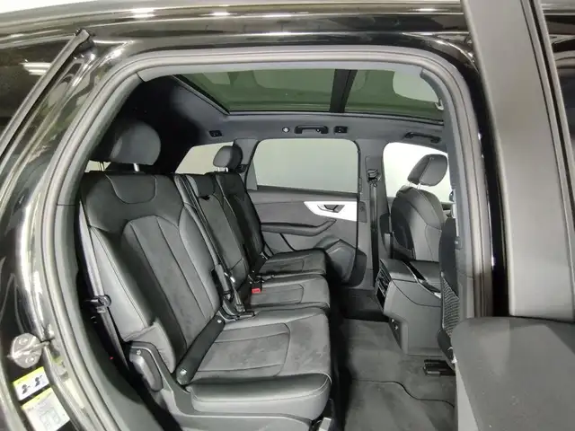 Audi Q7 view 7