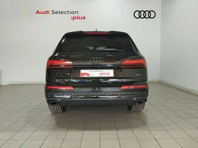 Audi Q7 view 5
