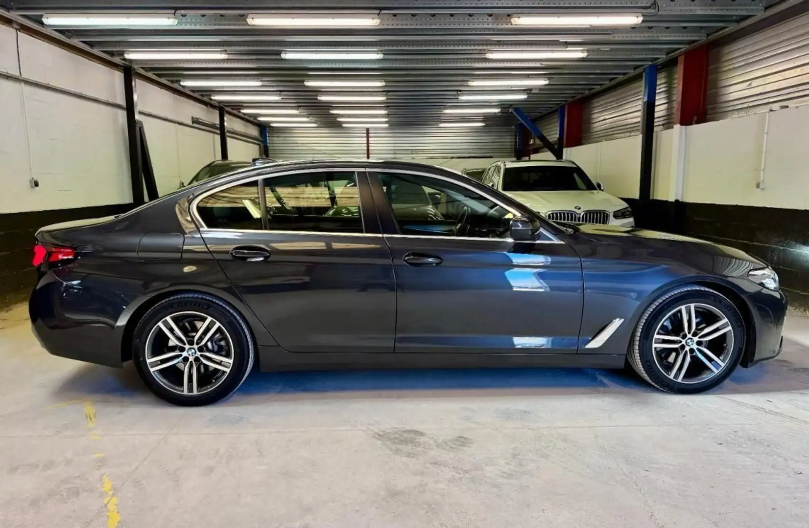BMW 518 G30 LCI 518D 518DA Diesel 2.0 150 ch Business Design BVA8 1e main Origine FR Gris - 2