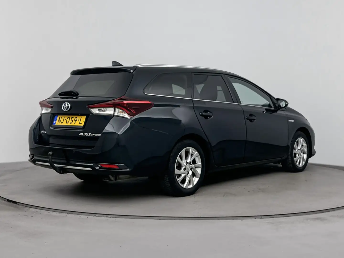 Toyota Auris Touring Sports 1.8 Hybrid Lease pro | Navigatie | Grijs - 2