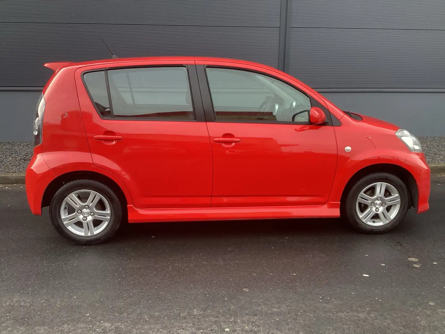 Daihatsu Sirion Sirion 1.3 S crvena - 2
