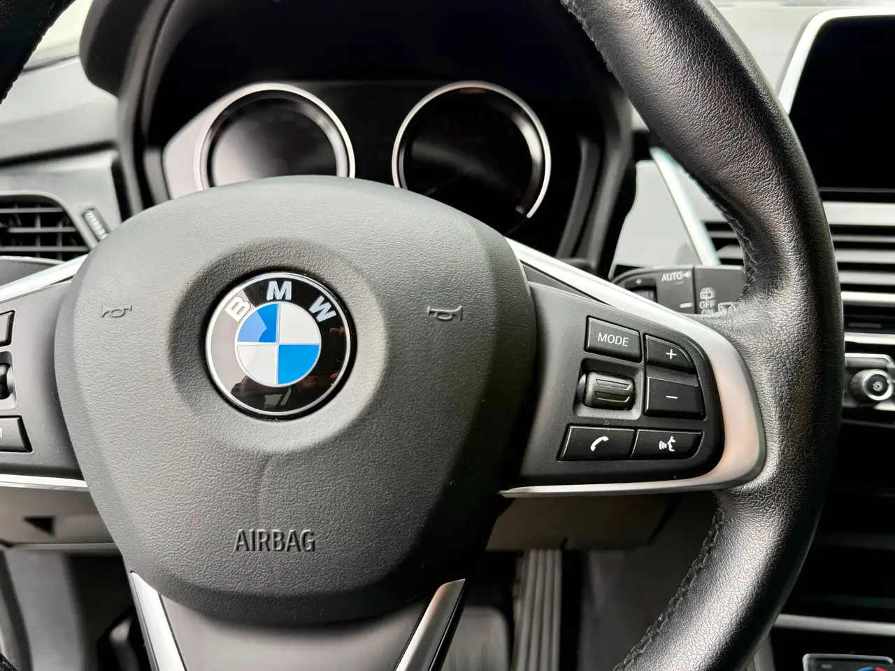 BMW 218 218d xDrive Sport Line*1BESITZ*TEILLEDER*TEMPOMAT*ANHÄNGERKUPPLUNG*HECKCAM*AMBIENTE*SPORTSITZE*, миниатюра 12