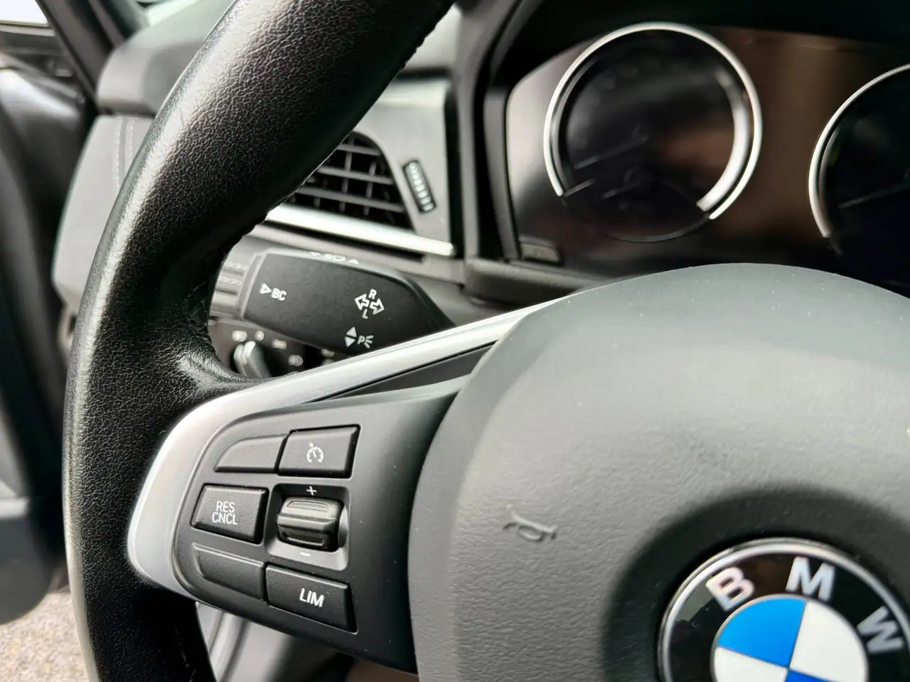BMW 218 218d xDrive Sport Line*1BESITZ*TEILLEDER*TEMPOMAT*ANHÄNGERKUPPLUNG*HECKCAM*AMBIENTE*SPORTSITZE*, миниатюра 13