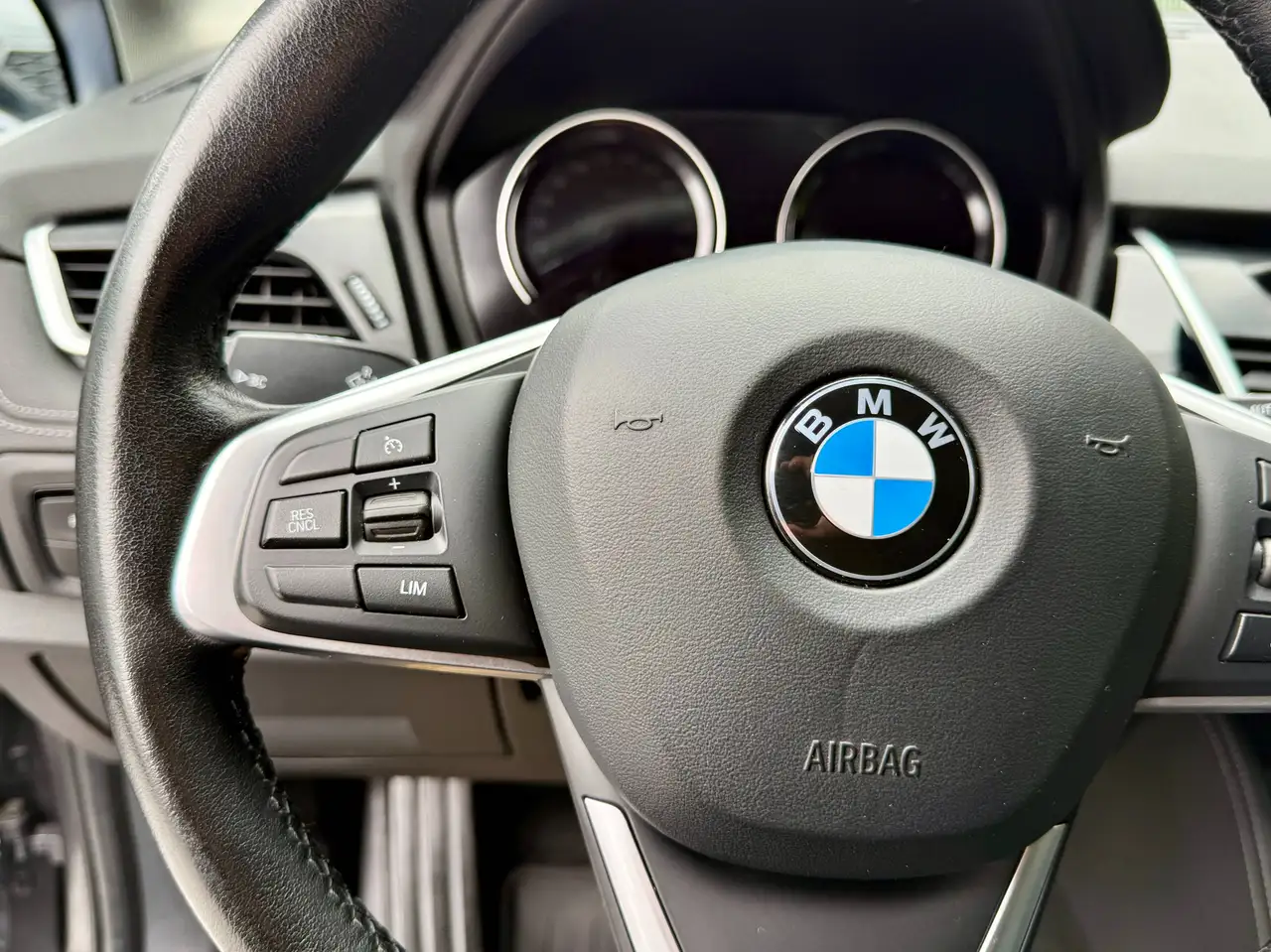 BMW 218 218d xDrive Sport Line*1BESITZ*TEILLEDER*TEMPOMAT*ANHÄNGERKUPPLUNG*HECKCAM*AMBIENTE*SPORTSITZE*, миниатюра 11