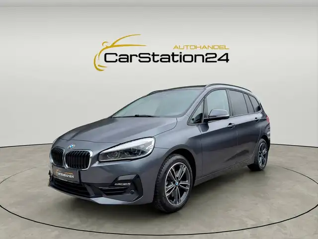 BMW 218 218d xDrive Sport Line*1BESITZ*TEILLEDER*TEMPOMAT*ANHÄNGERKUPPLUNG*HECKCAM*AMBIENTE*SPORTSITZE*