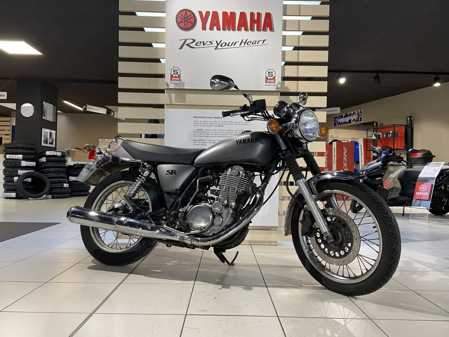 Yamaha SR 400 siva - 1