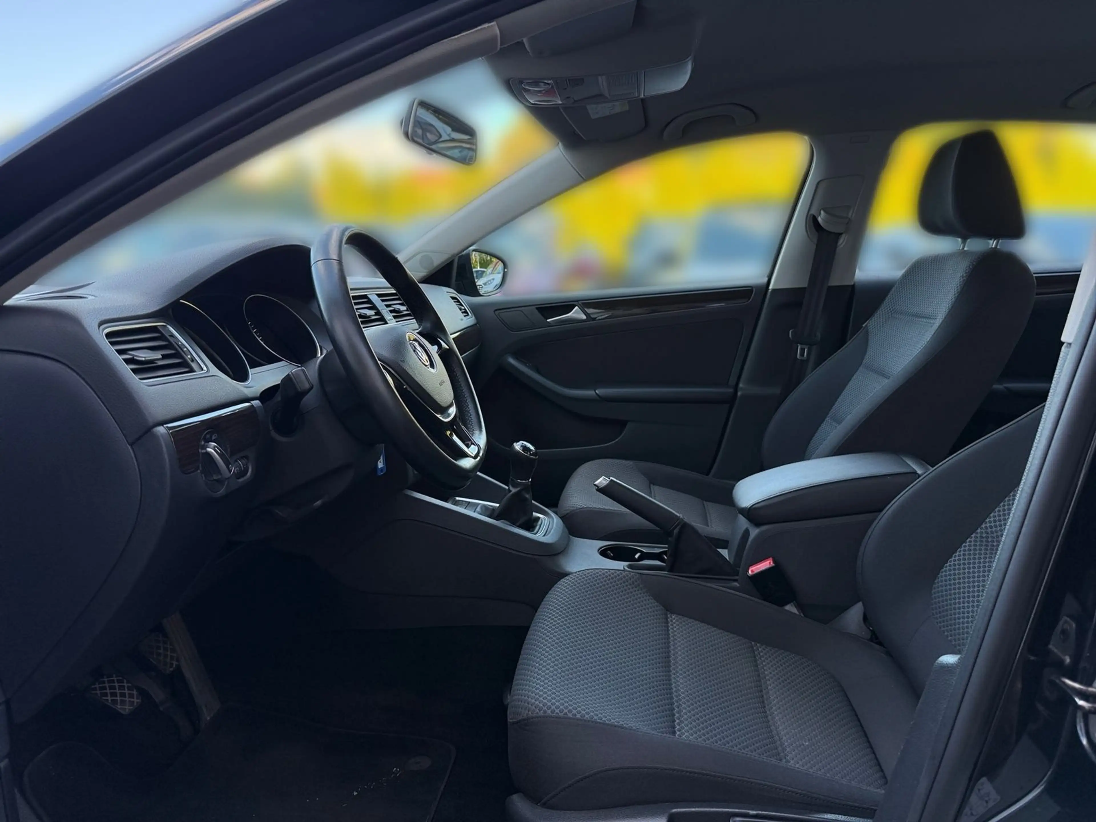 Volkswagen Jetta 1.2 TSi Comfortline Sitzheizung PDC AUX — photo 10
