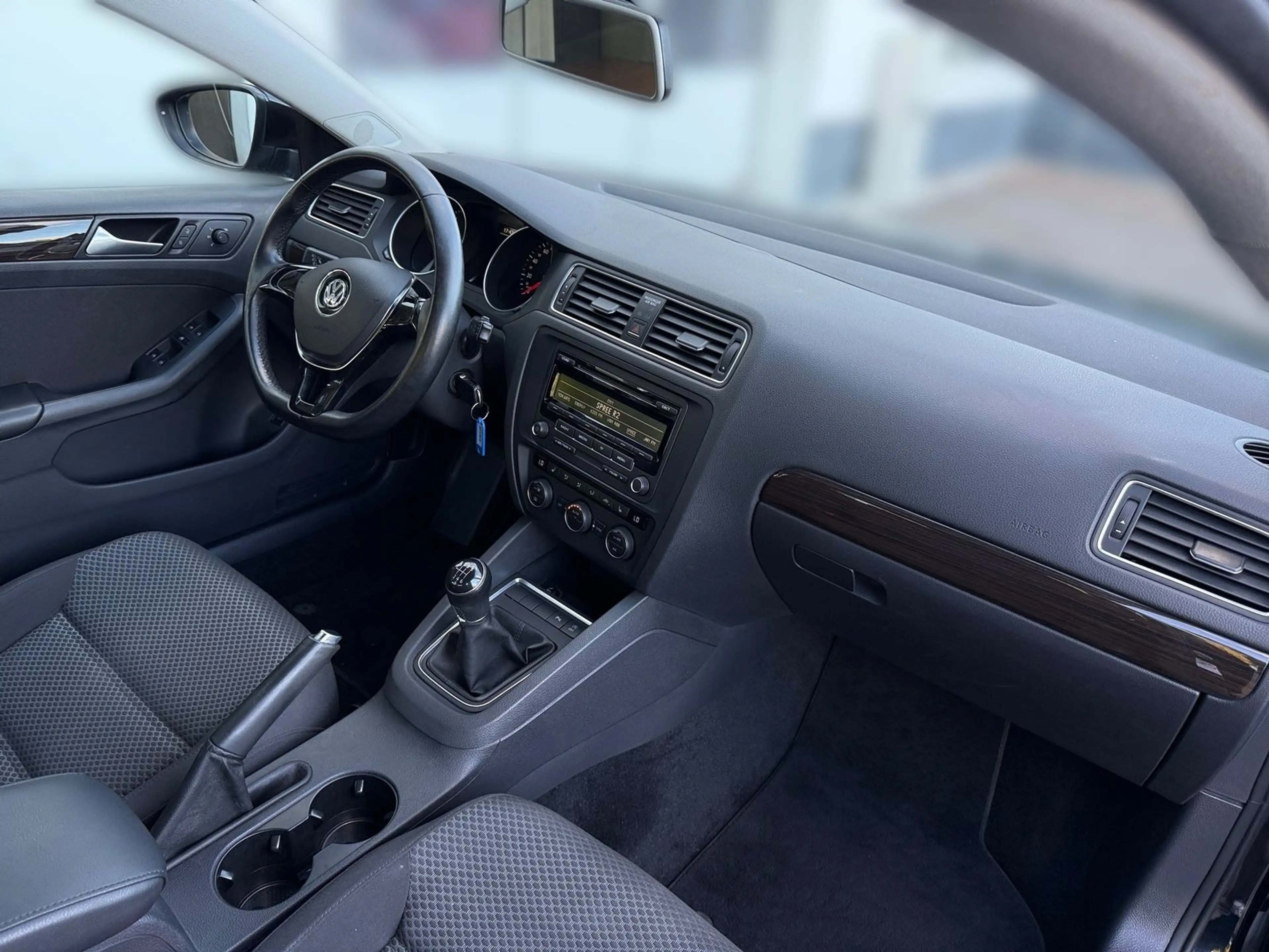 Volkswagen Jetta 1.2 TSi Comfortline Sitzheizung PDC AUX — photo 14