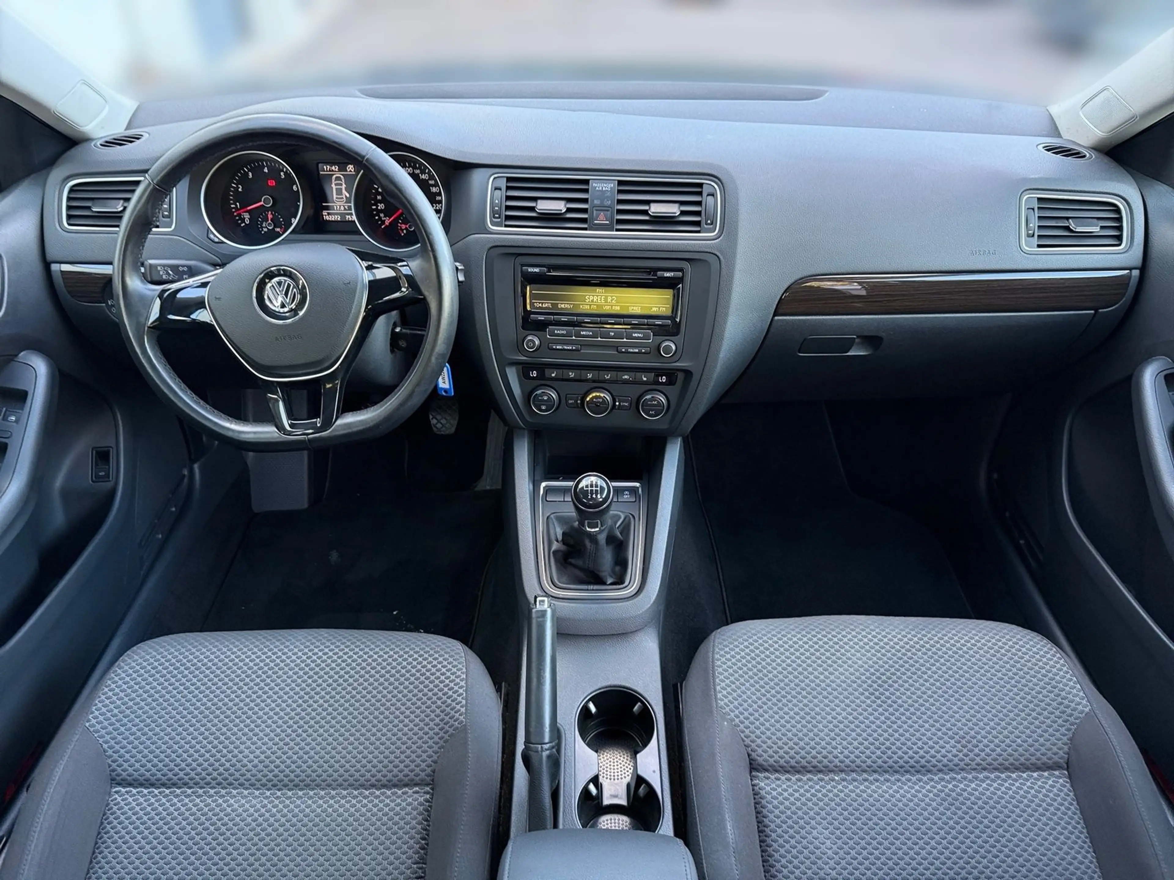 Volkswagen Jetta 1.2 TSi Comfortline Sitzheizung PDC AUX — photo 12