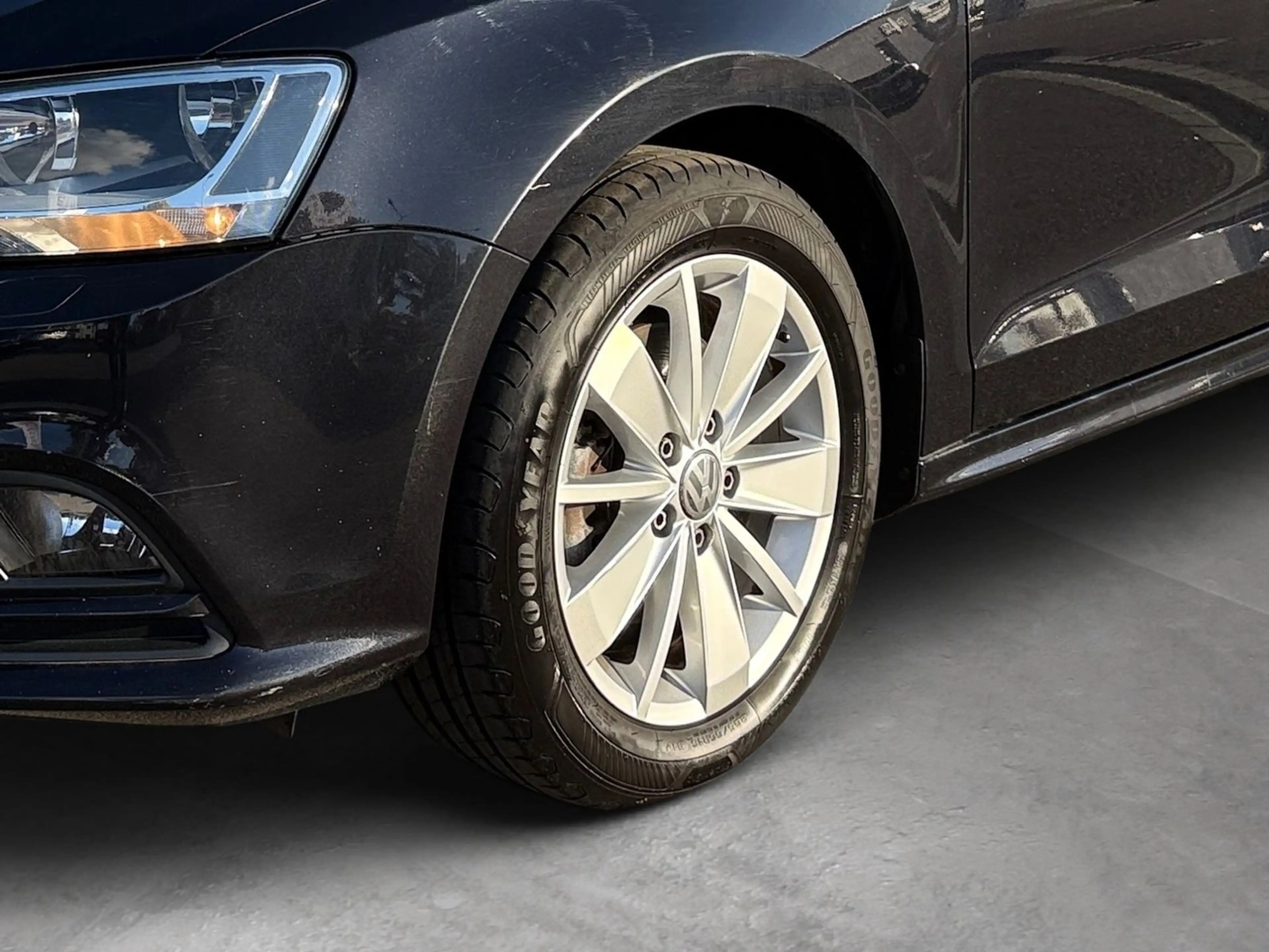 Volkswagen Jetta 1.2 TSi Comfortline Sitzheizung PDC AUX — photo 8