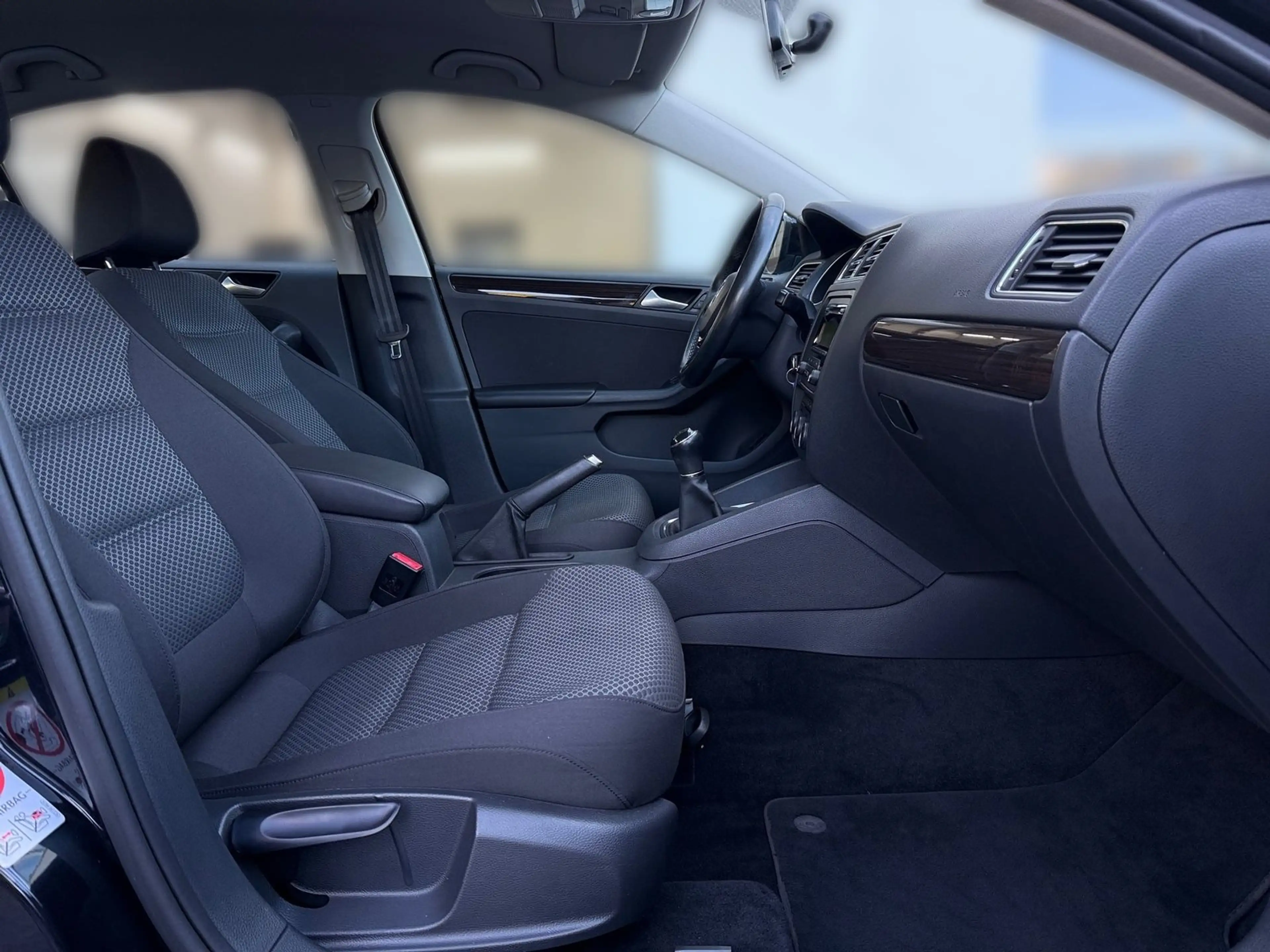 Volkswagen Jetta 1.2 TSi Comfortline Sitzheizung PDC AUX — photo 15