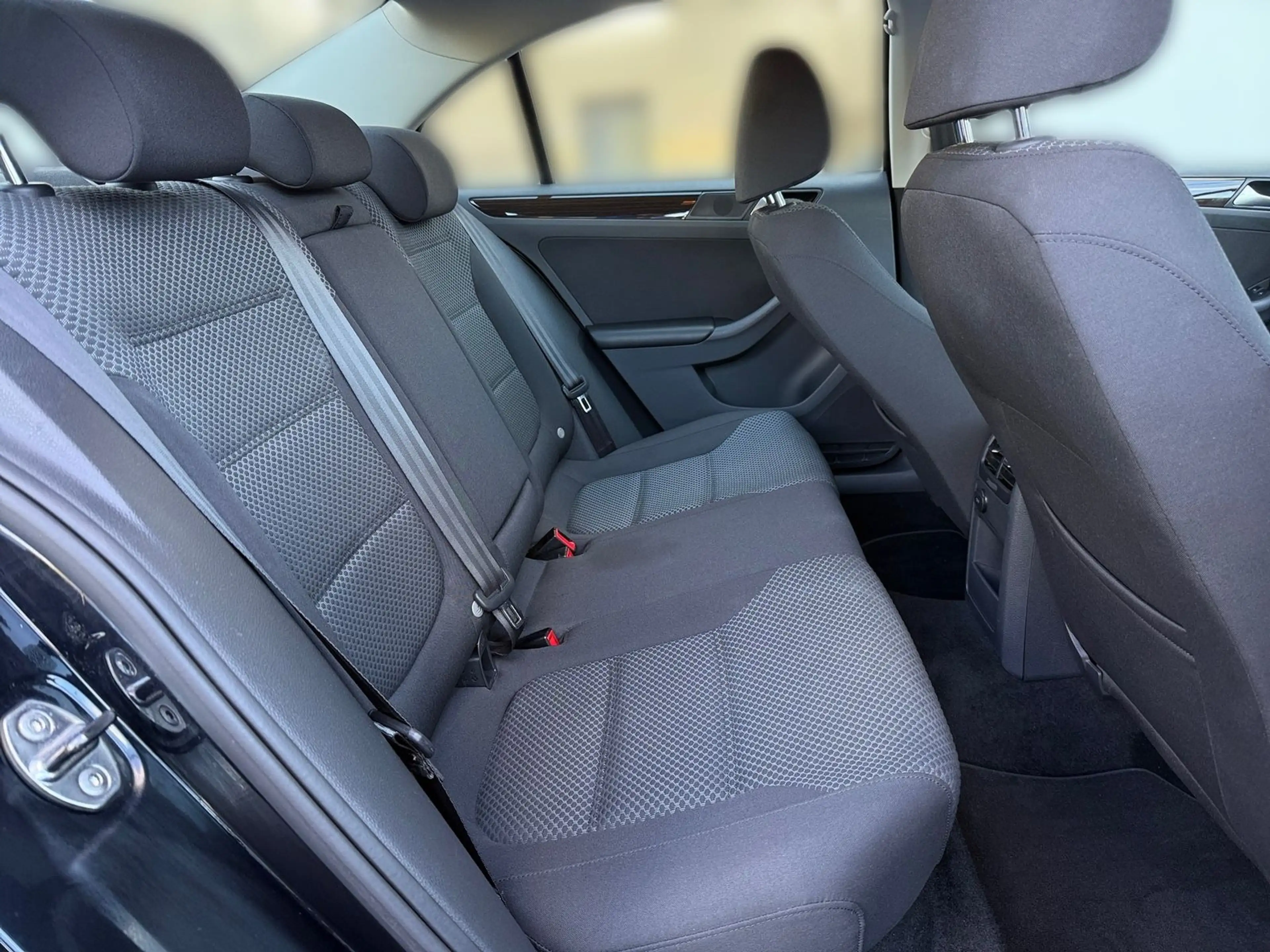 Volkswagen Jetta 1.2 TSi Comfortline Sitzheizung PDC AUX — photo 13