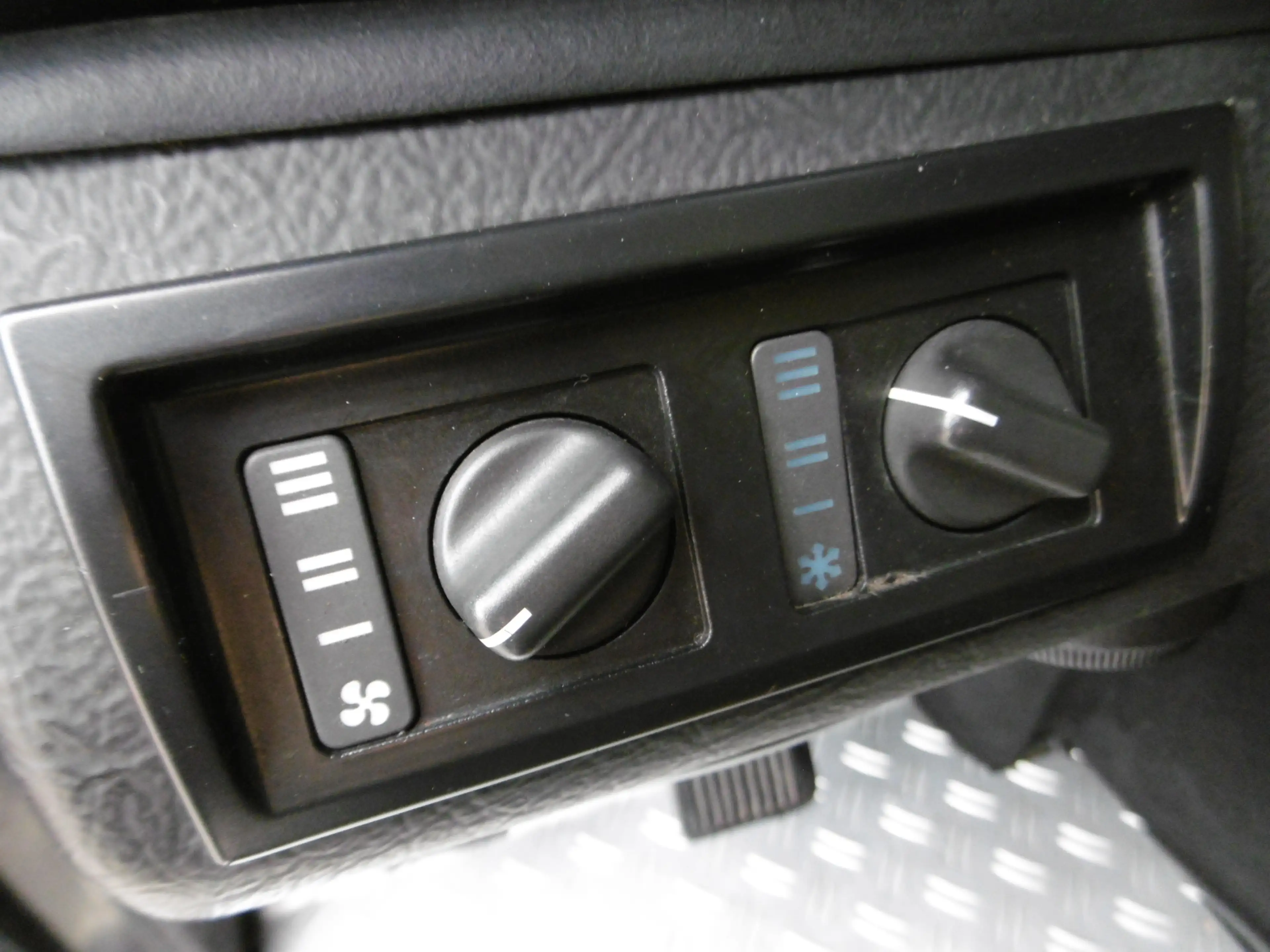 Land Rover Defender TD5 90 E StationWagon 6 Sitze Klima AHK — photo 9