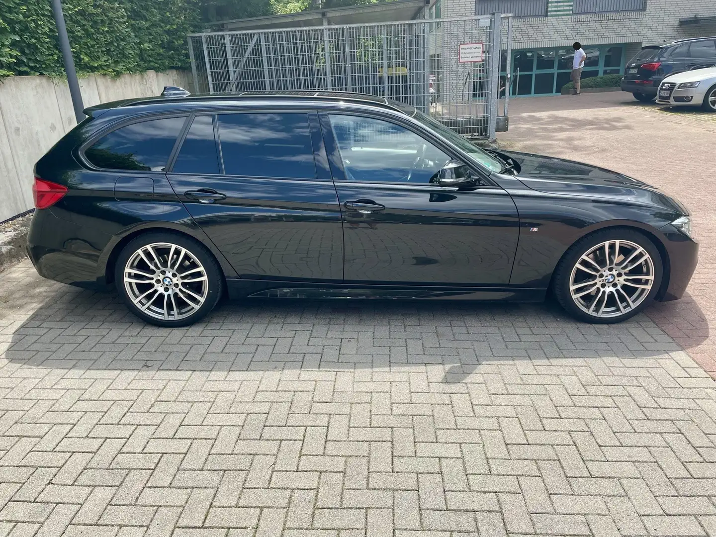 BMW 330 330i Touring Aut. M Sport Schwarz - 1