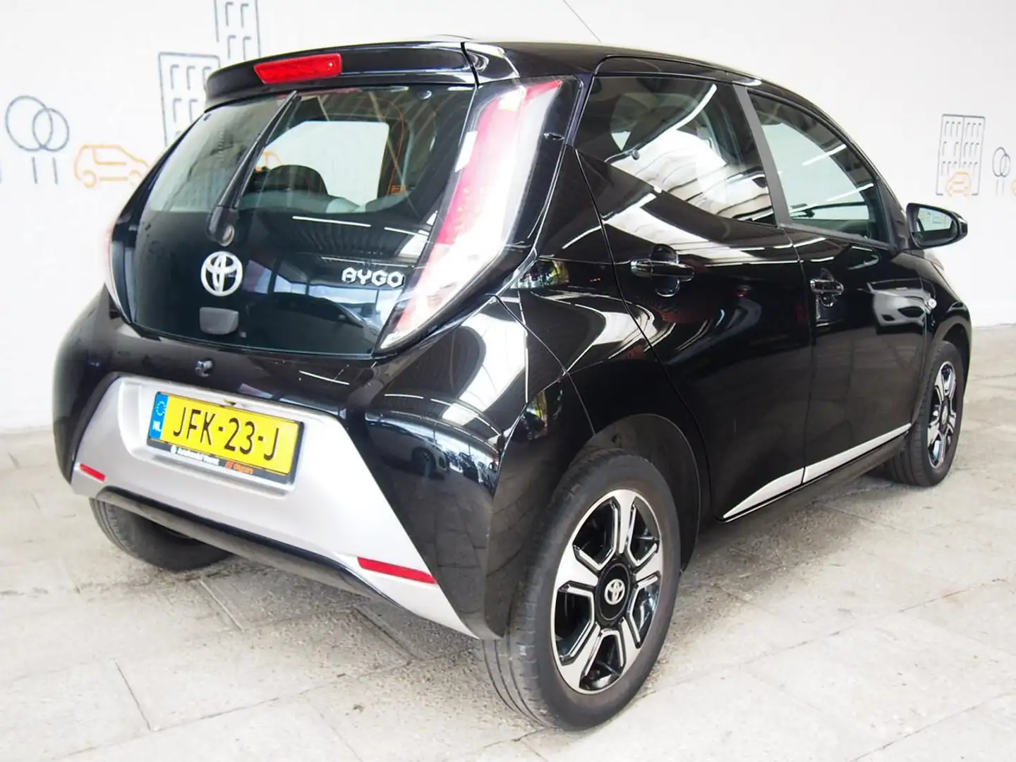 Toyota Aygo 1.0 VVT-i x-clusiv Camera (APK:Nieuw) Incl.Garanti Negro - 2