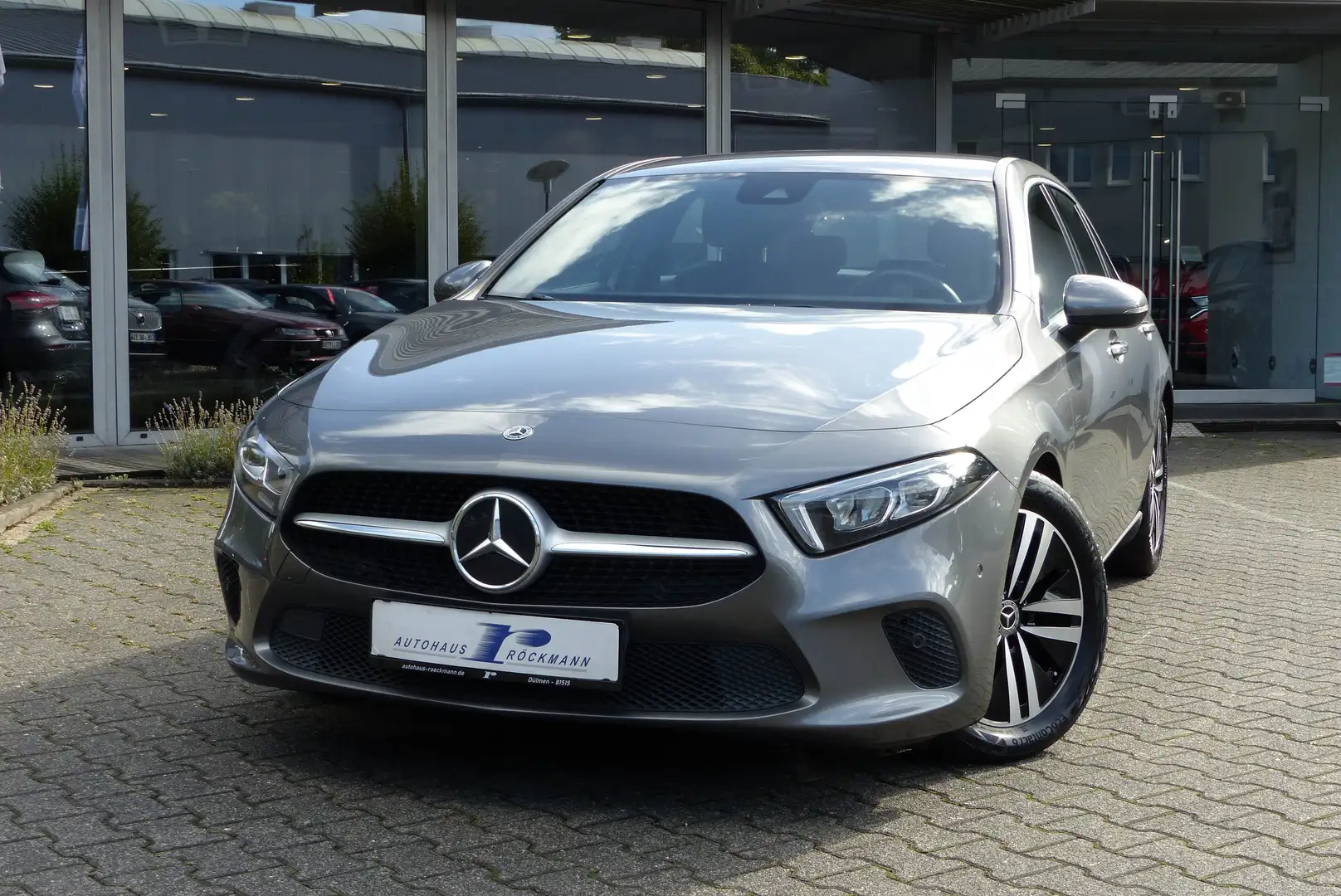 Mercedes-Benz A 200 d Aut. AHK Navi Teilleder Kamera Tempo Gris - 2