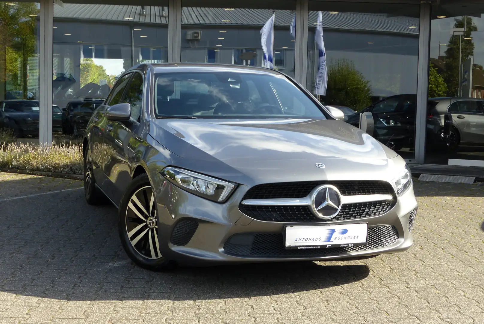 Mercedes-Benz A 200 d Aut. AHK Navi Teilleder Kamera Tempo Gris - 1