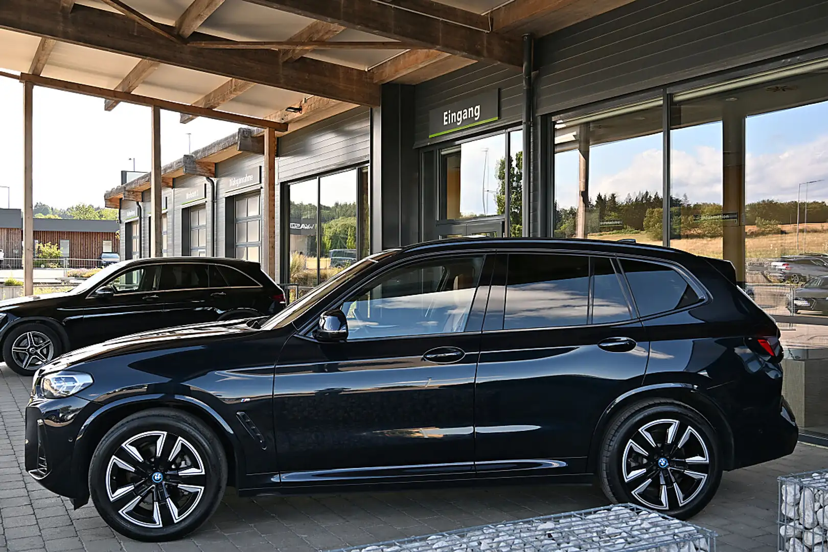 BMW iX3 M 73,8kWh Sport ACC, adapt. LED, DrivingProf, P... Schwarz - 2