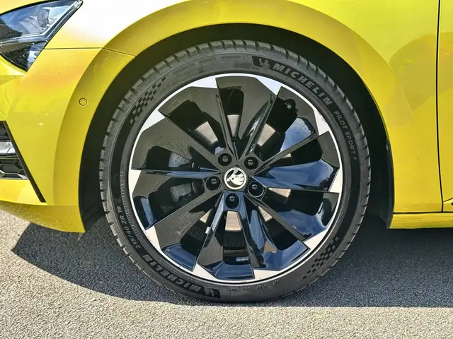 Skoda Superb view 4