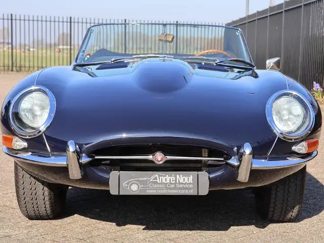 Jaguar E-Type view 12