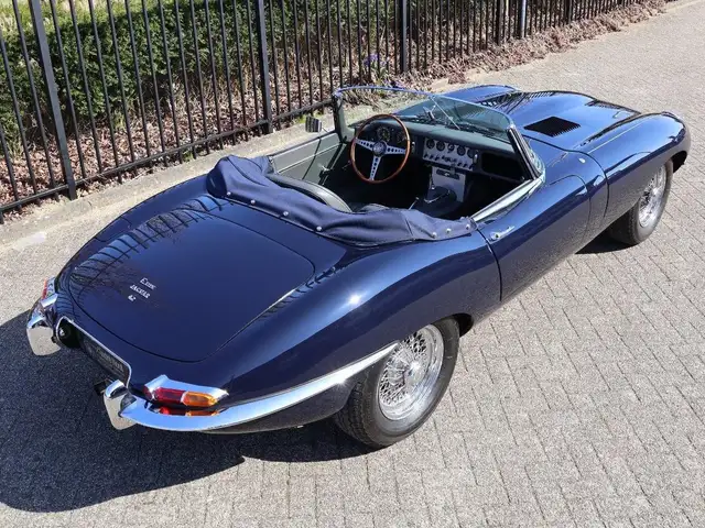 Jaguar E-Type view 7