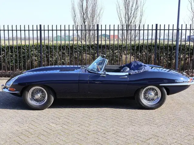 Jaguar E-Type view 4