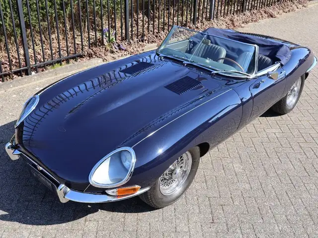 Jaguar E-Type view 3