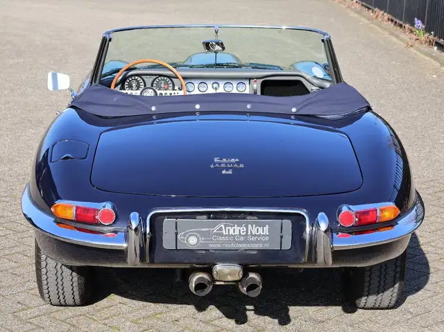 Jaguar E-Type view 6