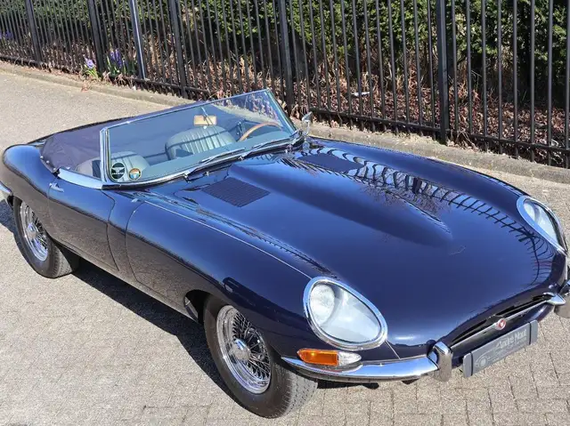 Jaguar E-Type view 9
