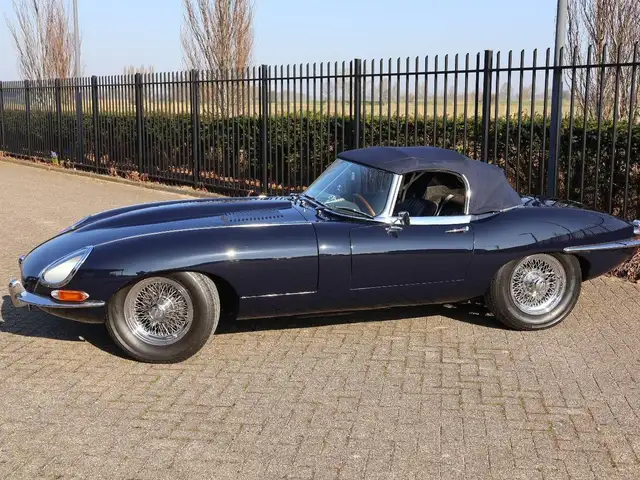 Jaguar E-Type view 14