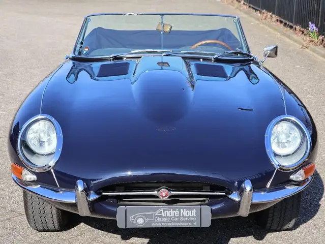 Jaguar E-Type view 11