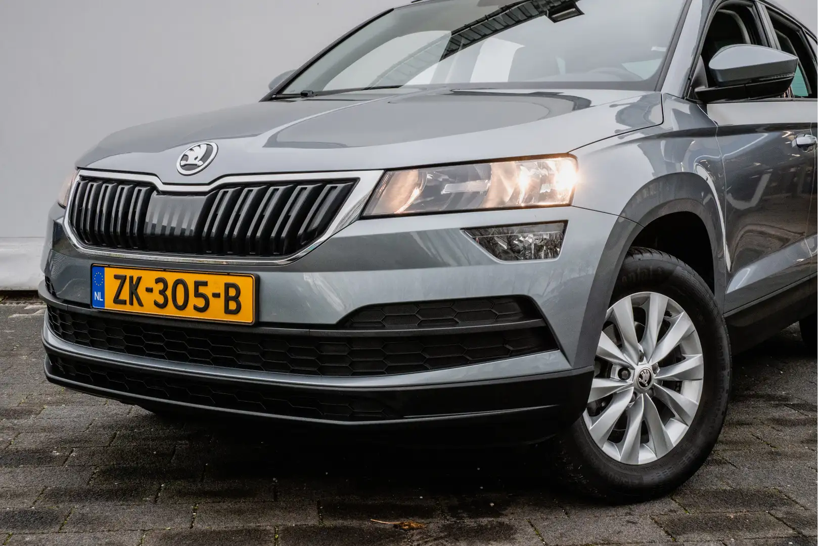 Skoda Karoq 1.0 TSI 115pk Ambition Trekhaak/ Navigatie/ Cruise Gris - 2