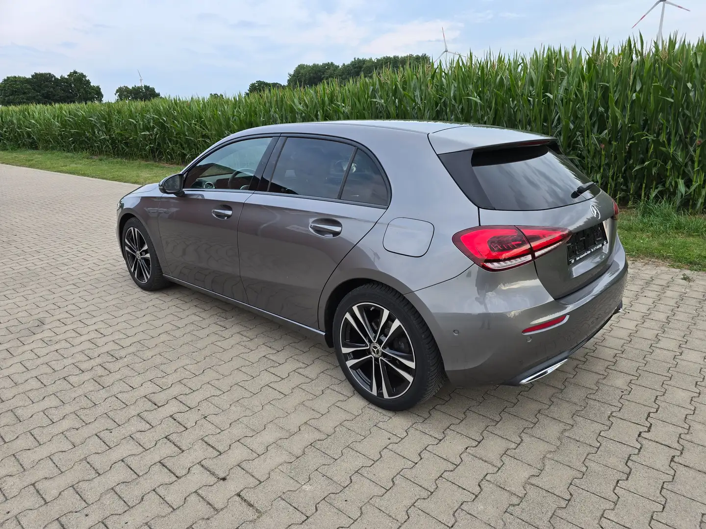 Mercedes-Benz A 180 Edition 19 Automatik Navi Standhzg  MBUX Grau - 2