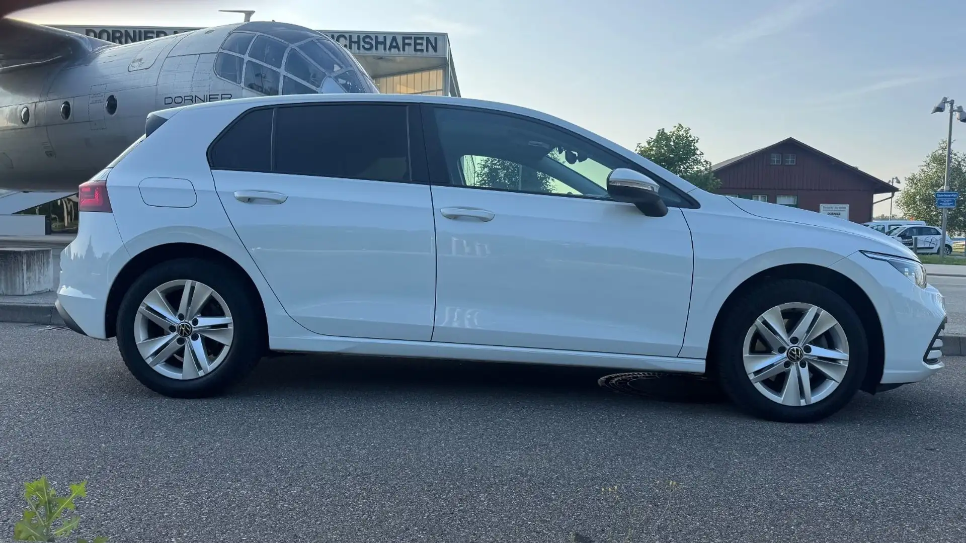 Volkswagen Golf VIII Lim. Life LED/1.Hand/PANO/MwSt/AHK Weiß - 2