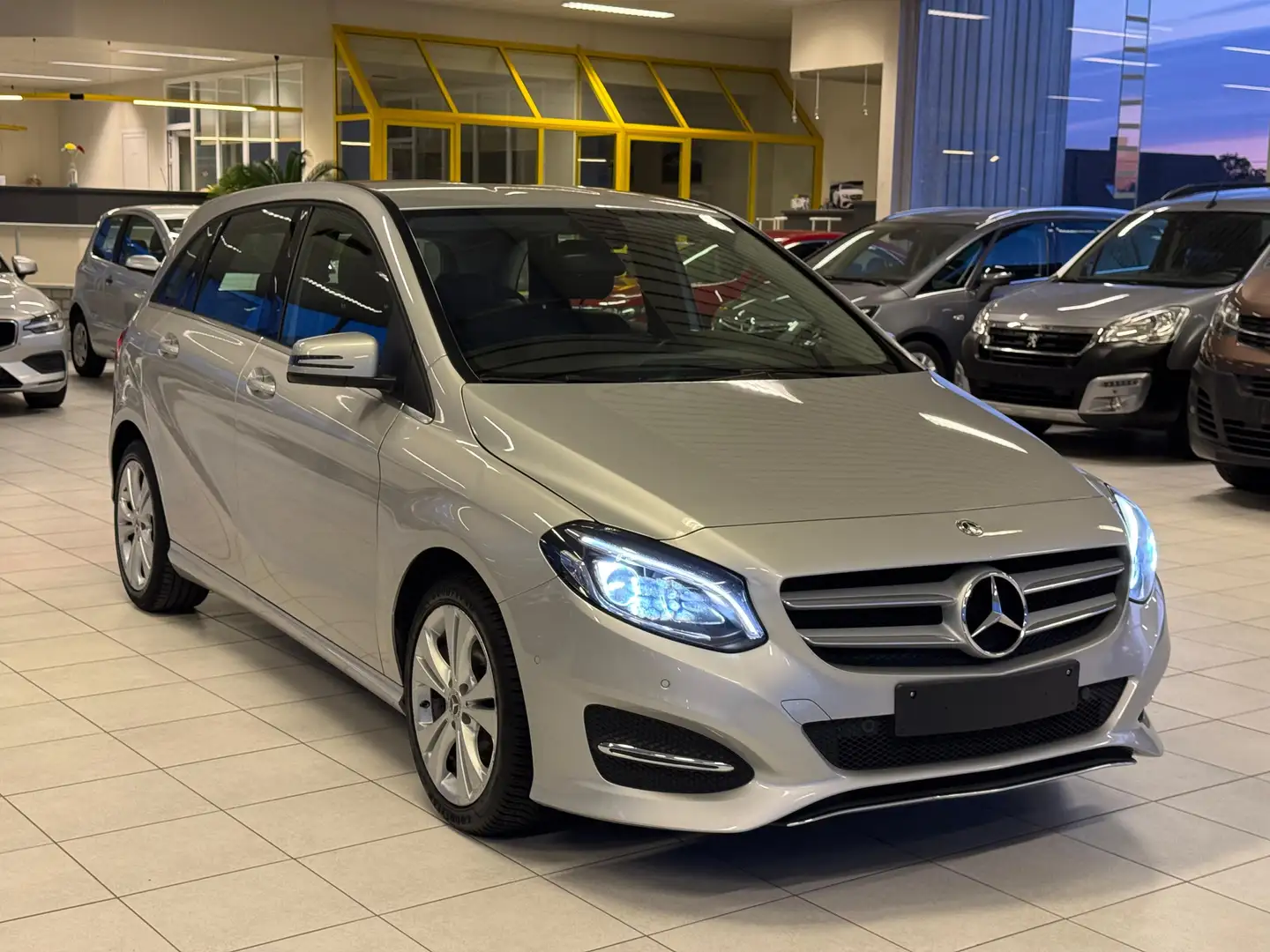Mercedes-Benz B 180 D AUTOMATIC EURO 6B Année 2018, 89.000KM Gris - 2